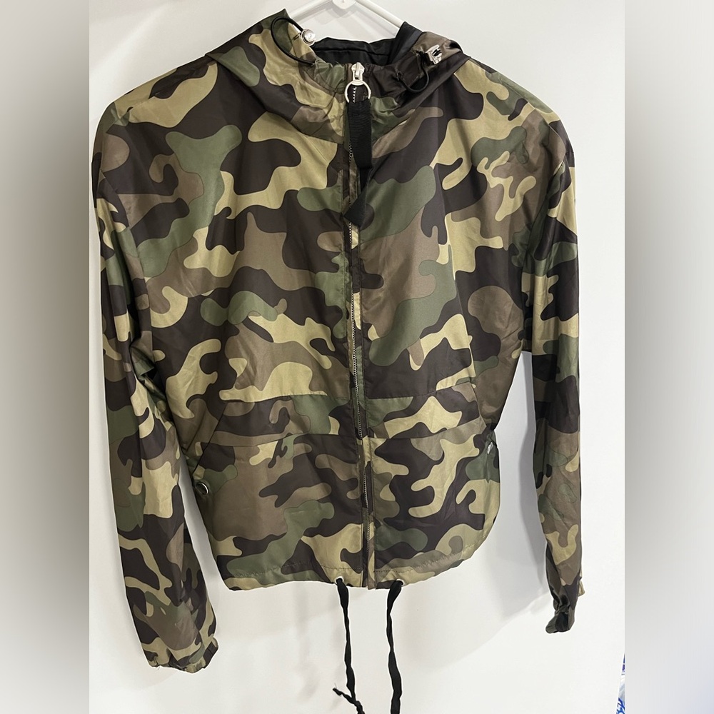 Camo cropped wind breaker